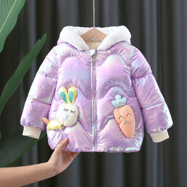 Moderna dječja zimska jakna s 3D elementom mrkve
