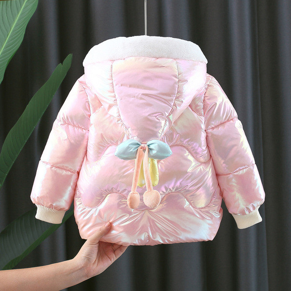 Moderna dječja zimska jakna s 3D elementom mrkve