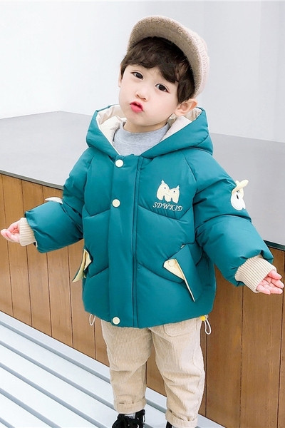 Laste jope seljal kirjaga ja kapuutsiga