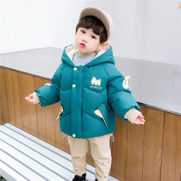 Laste jope seljal kirjaga ja kapuutsiga