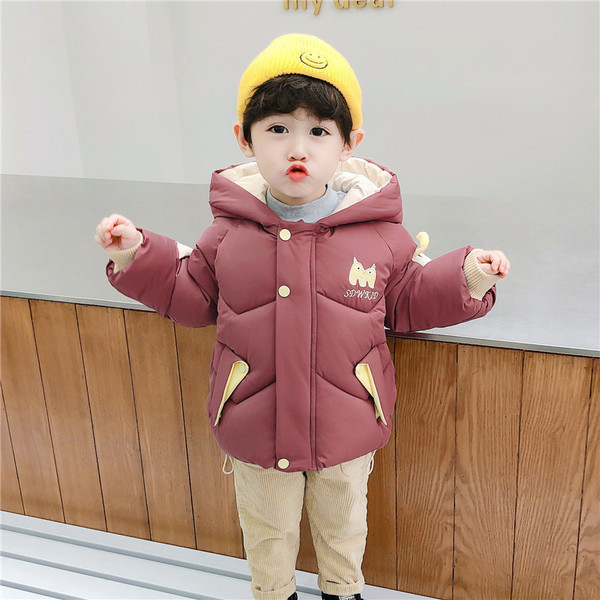 Laste jope seljal kirjaga ja kapuutsiga