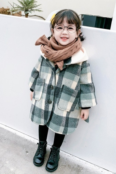 Novi model dječjeg kariranog kaputa na gumbe za djevojčice