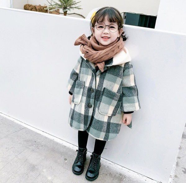 Novi model dječjeg kariranog kaputa na gumbe za djevojčice