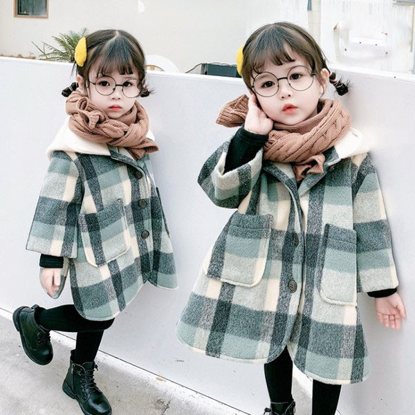 Novi model dječjeg kariranog kaputa na gumbe za djevojčice