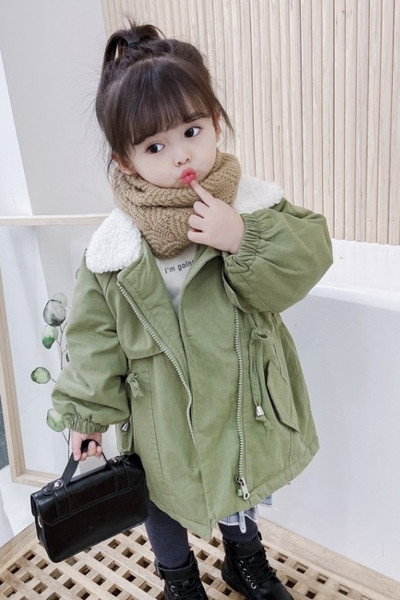 Dječja jakna s patentnim zatvaračem i vezicama pogodna za djevojčice