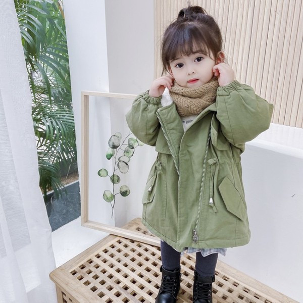 Dječja jakna s patentnim zatvaračem i vezicama pogodna za djevojčice