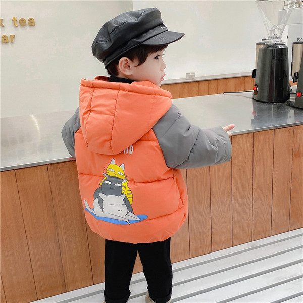 Kapuutsiga ja seljal aplikatsiooniga laste jope poistele