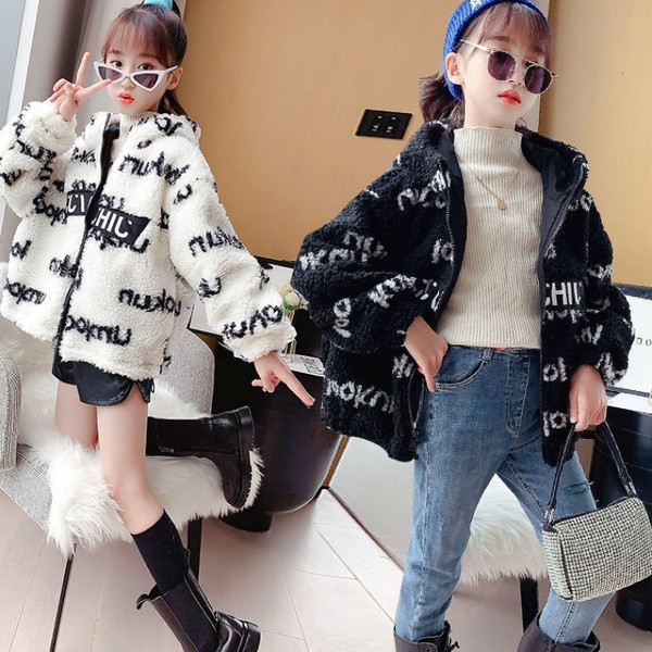 Tõmbluku ja kirjadega sulejope tüdrukule