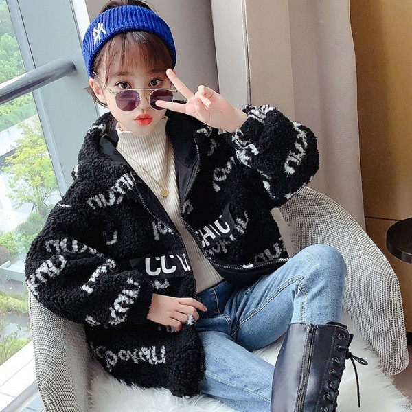 Tõmbluku ja kirjadega sulejope tüdrukule