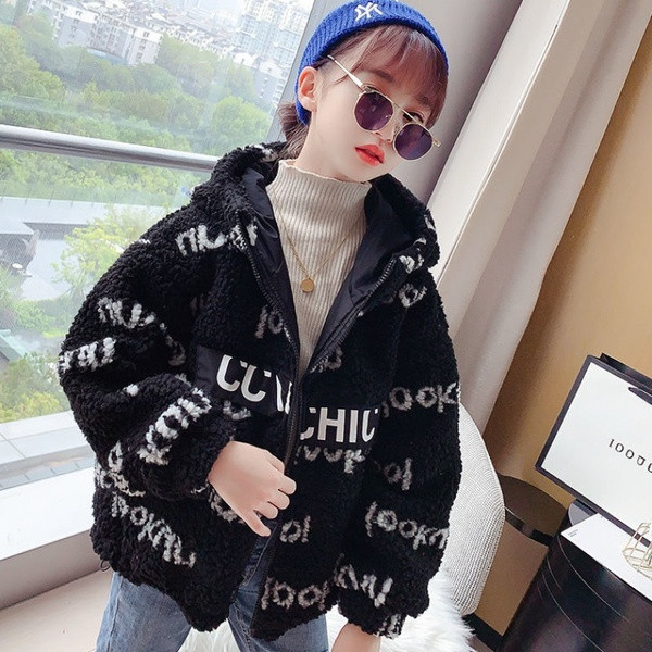 Tõmbluku ja kirjadega sulejope tüdrukule