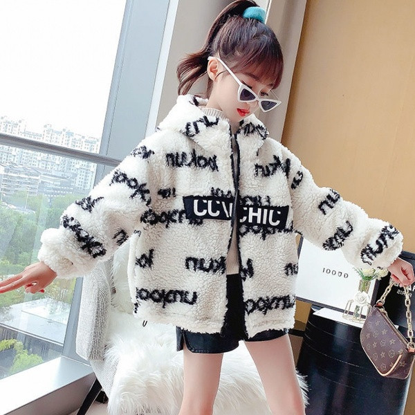 Tõmbluku ja kirjadega sulejope tüdrukule