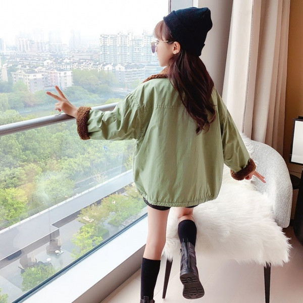 Široki model dječje jakne s patentnim zatvaračem i toplom postavom