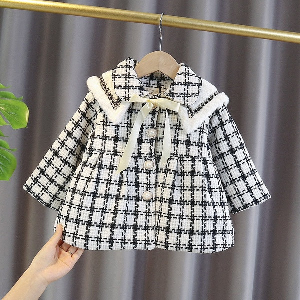 Moodne must-valgete nööpidega lastemantel tüdrukutele