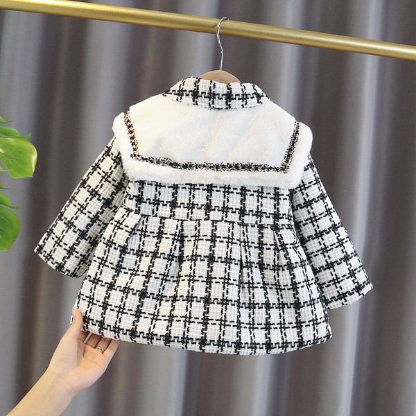 Moodne must-valgete nööpidega lastemantel tüdrukutele