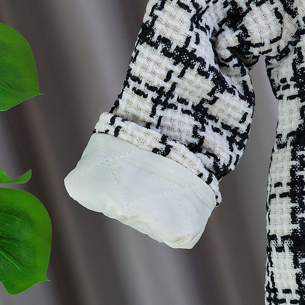 Moodne must-valgete nööpidega lastemantel tüdrukutele