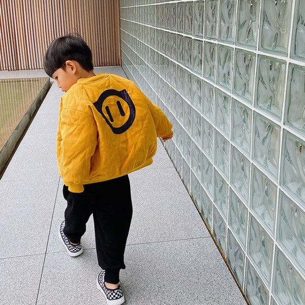 Uus mudel sügistalvised jakid poistele, mille seljal on trükis