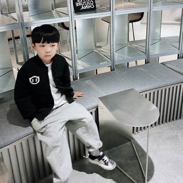 Uus mudel sügistalvised jakid poistele, mille seljal on trükis