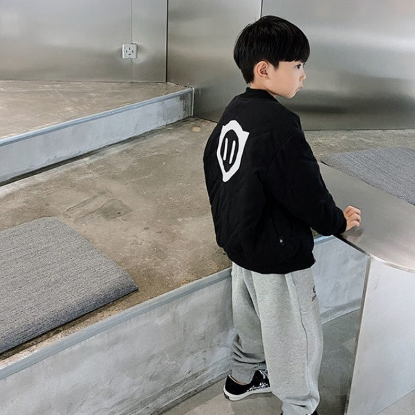 Uus mudel sügistalvised jakid poistele, mille seljal on trükis