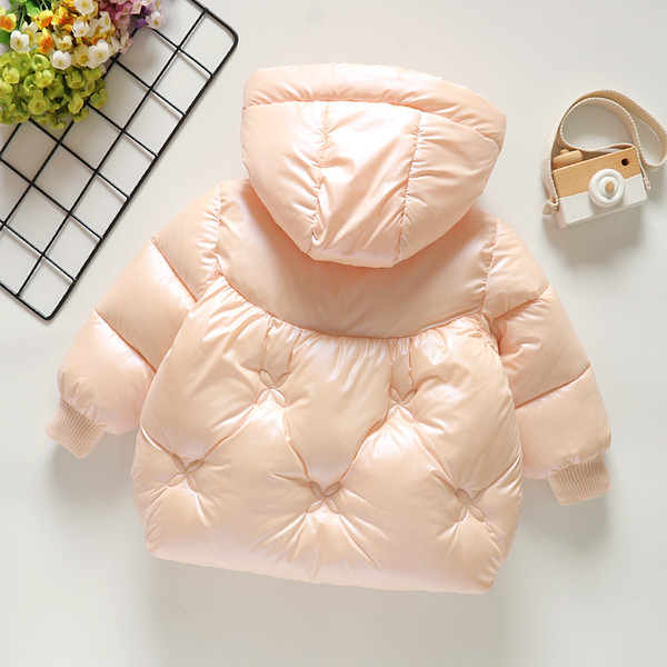 Moderna dječja zimska jakna s elementom pera