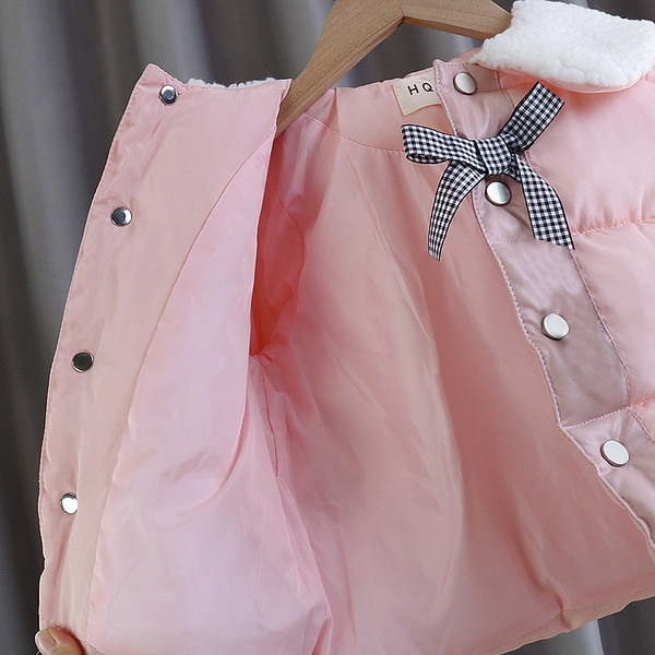 Aktualna dječja jakna za djevojčice sa trakom