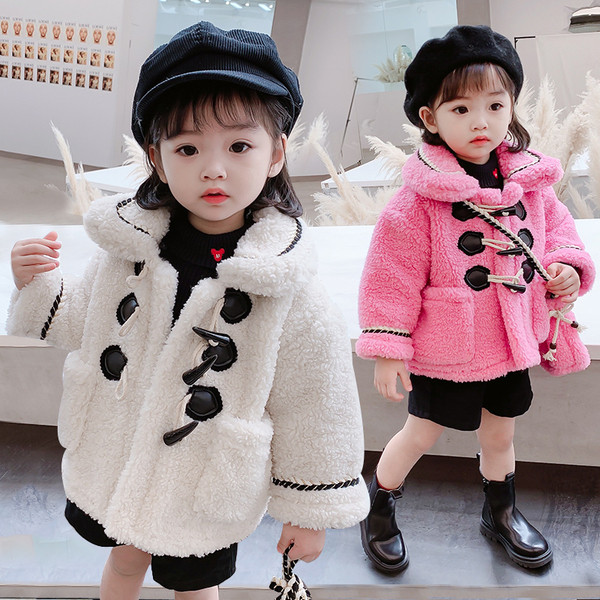 Stiilne taskute ja nööpidega lastemantel tüdrukutele