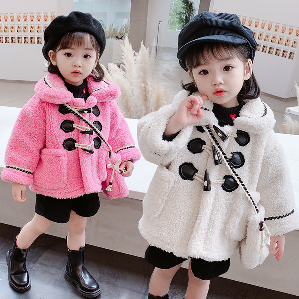 Stiilne taskute ja nööpidega lastemantel tüdrukutele