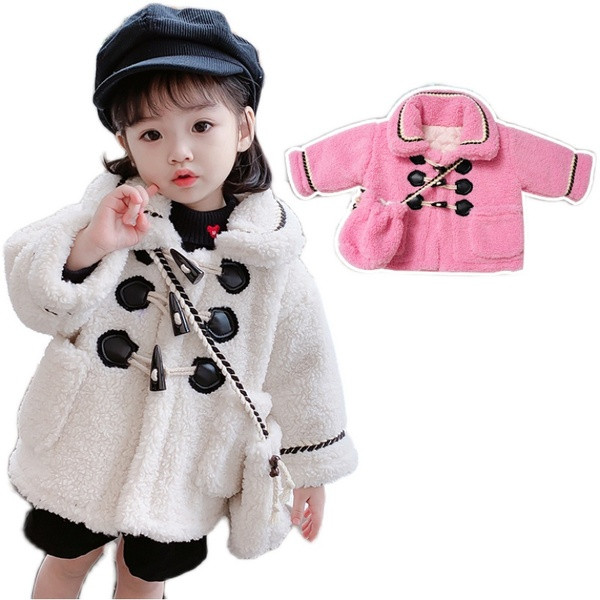 Stiilne taskute ja nööpidega lastemantel tüdrukutele