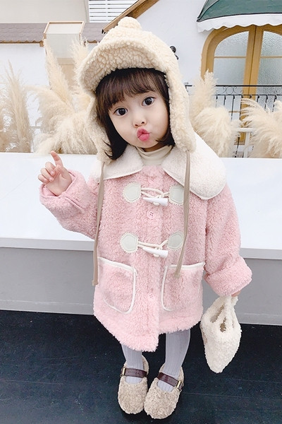 Moodne ümara dekoltee ja taskutega lastemantel tüdrukutele