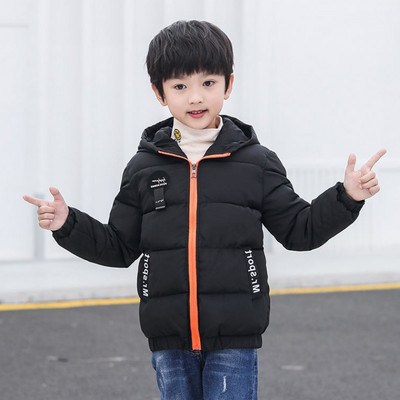 Kapuutsiga ja värviliste kirjadega laste talvejope poistele