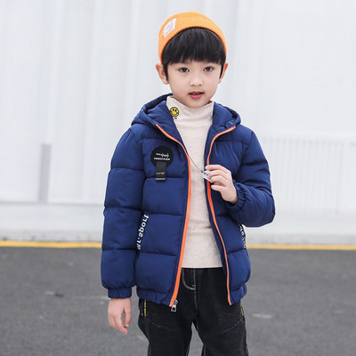 Kapuutsiga ja värviliste kirjadega laste talvejope poistele