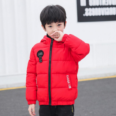 Kapuutsiga ja värviliste kirjadega laste talvejope poistele