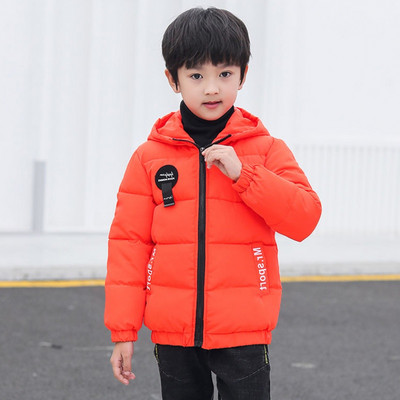 Kapuutsiga ja värviliste kirjadega laste talvejope poistele