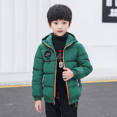 Kapuutsiga ja värviliste kirjadega laste talvejope poistele