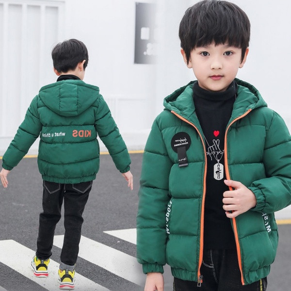 Kapuutsiga ja värviliste kirjadega laste talvejope poistele