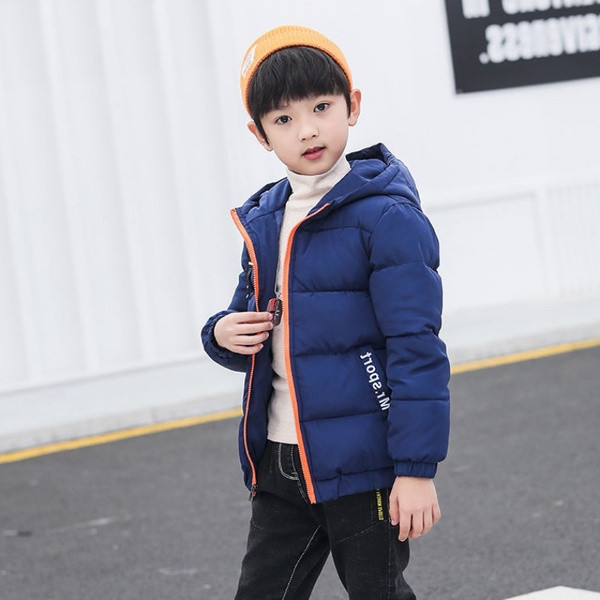 Kapuutsiga ja värviliste kirjadega laste talvejope poistele