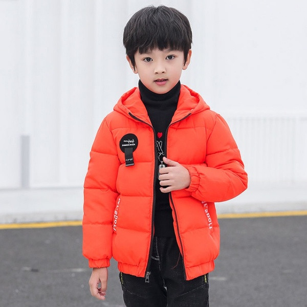 Kapuutsiga ja värviliste kirjadega laste talvejope poistele