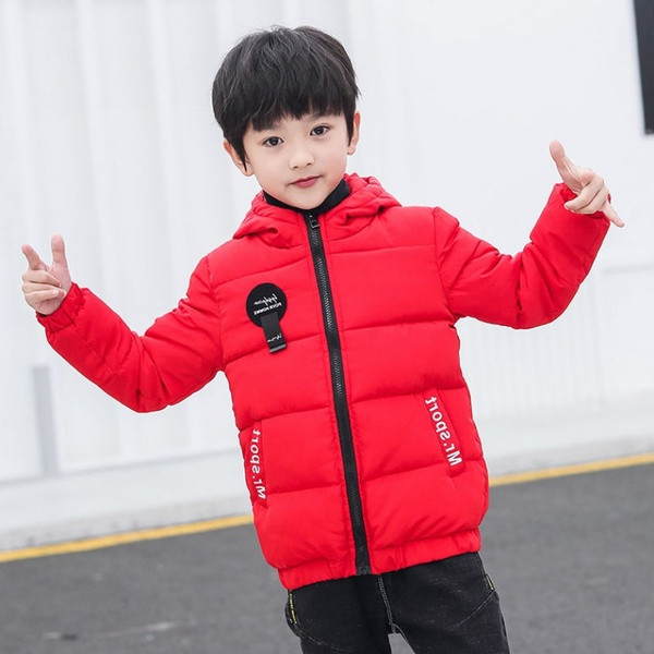 Kapuutsiga ja värviliste kirjadega laste talvejope poistele