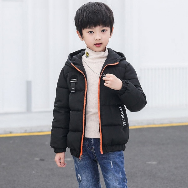 Kapuutsiga ja värviliste kirjadega laste talvejope poistele