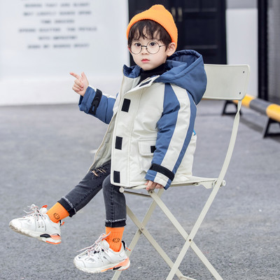 Μοντέρνο παιδικό μπουφάν με κουκούλα και απλικέ για αγόρια