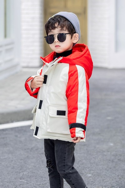 Μοντέρνο παιδικό μπουφάν με κουκούλα και απλικέ για αγόρια