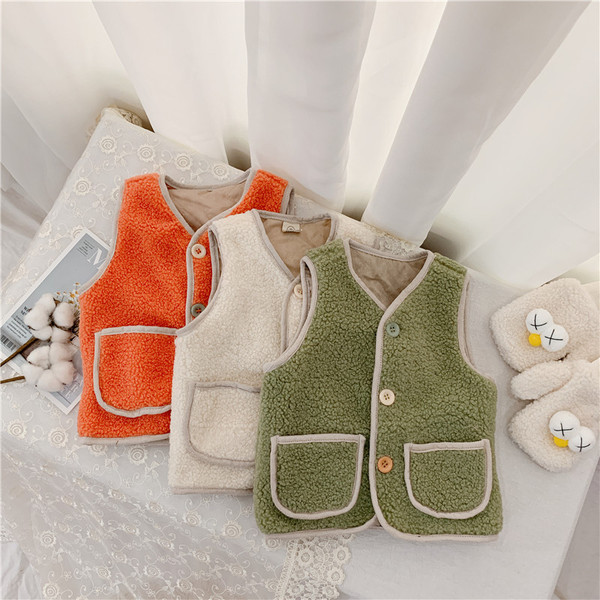 Igapäevane nööpide ja taskutega lastevest