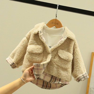 Klassikalise krae ja nööpidega kohev lastemantel