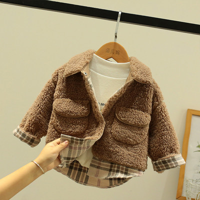 Klassikalise krae ja nööpidega kohev lastemantel