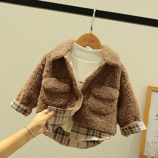 Klassikalise krae ja nööpidega kohev lastemantel