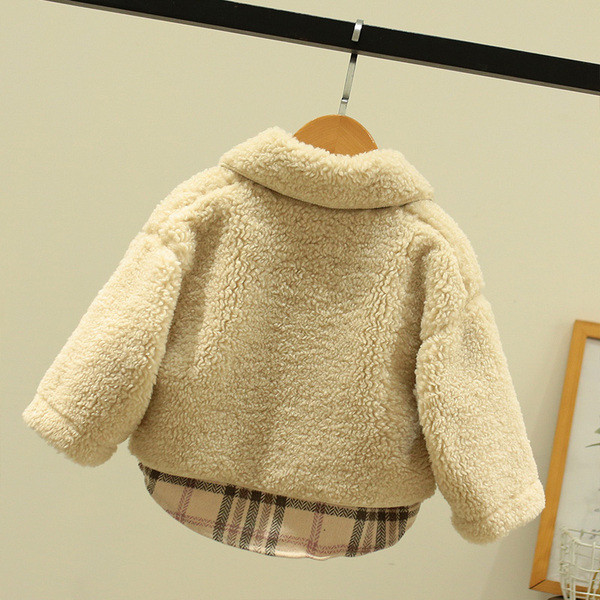 Klassikalise krae ja nööpidega kohev lastemantel