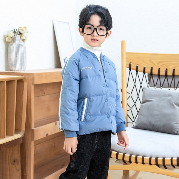 Laste nööpide ja ümara kaelusega talvejope