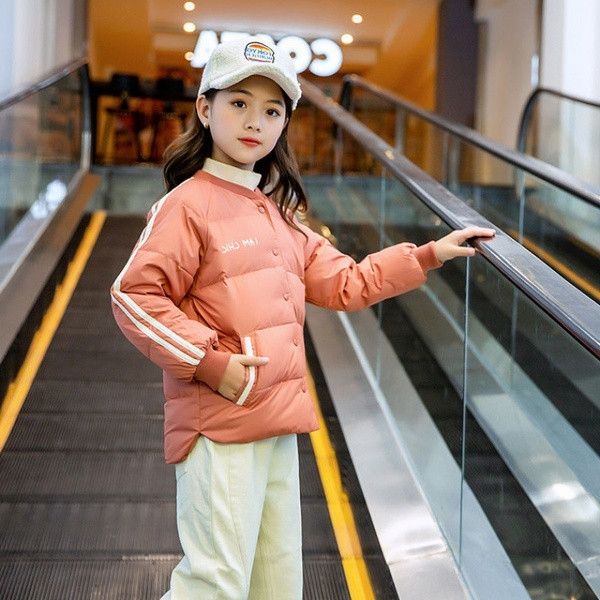 Laste nööpide ja ümara kaelusega talvejope