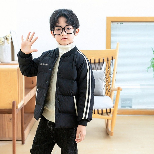 Laste nööpide ja ümara kaelusega talvejope