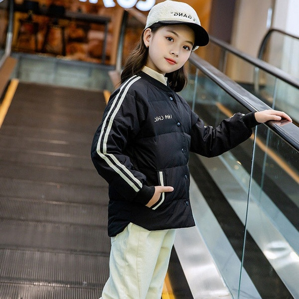 Laste nööpide ja ümara kaelusega talvejope