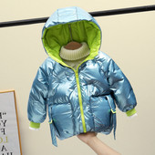 Uut mudelit suurte taskute ja kapuutsiga talvejope